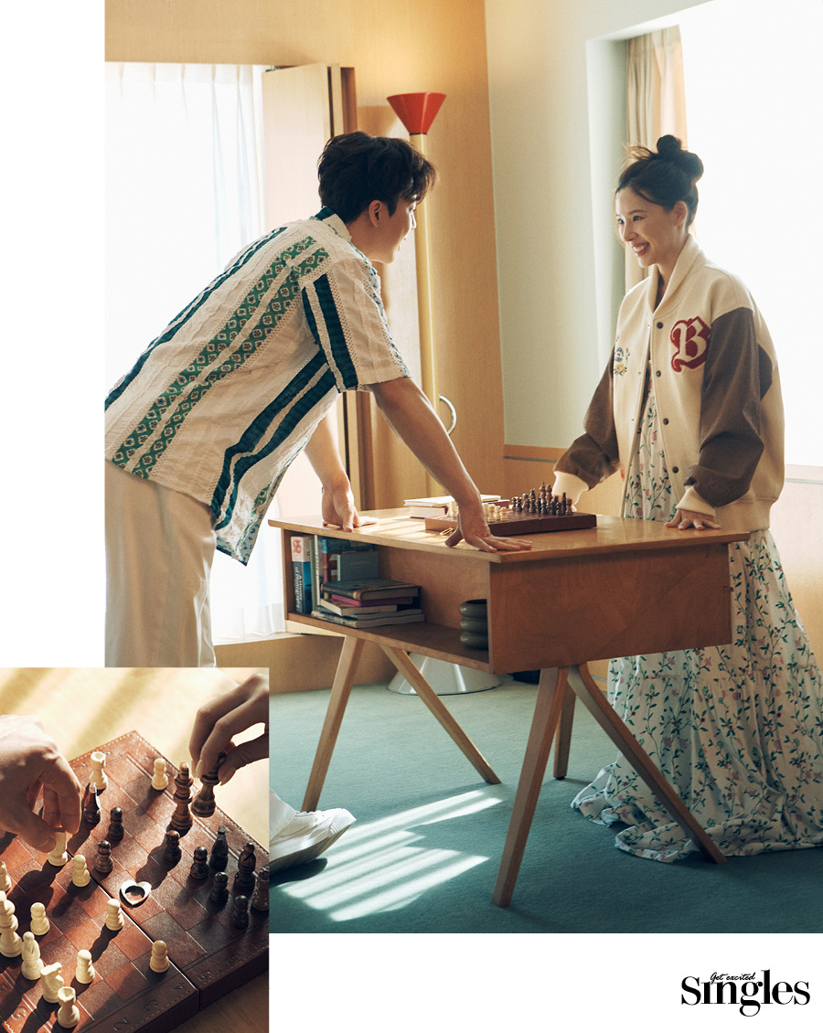 희두가 비욘드 클로젯의 패브릭 믹스 셔츠와 화이트 팬츠, 아미의 화이트 스니커즈, 나연이 비욘드 클로젯의 패치 보머 재킷, 롱샴의 플로럴 드레스, 아미의 실버 하트 링을 착용하고 촬영한 싱글즈 화보